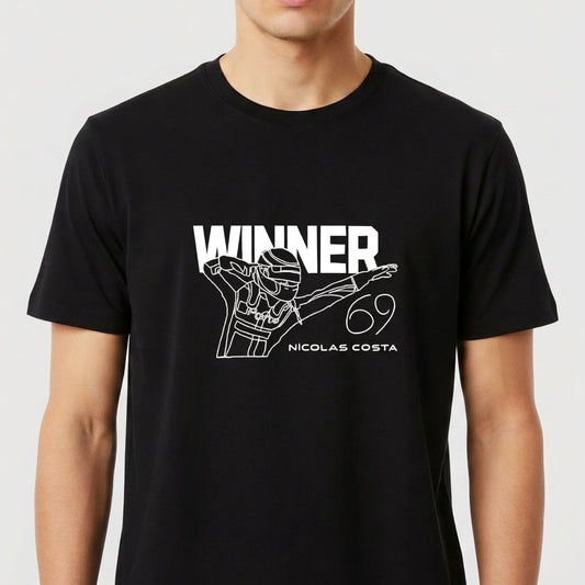 Camiseta com estampa frontal de figura esboçada em pose de dança, apresentado com capacete de corrida, acompanhada das palavras "WINNER" e "NICOLAS COSTA".