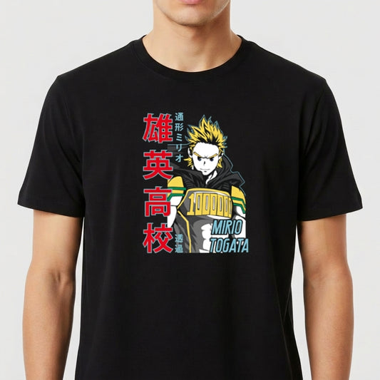 Camiseta com estampa frontal de personagem de anime com cabelo espetado, acompanhada por números e textos em diferentes idiomas ao lado.