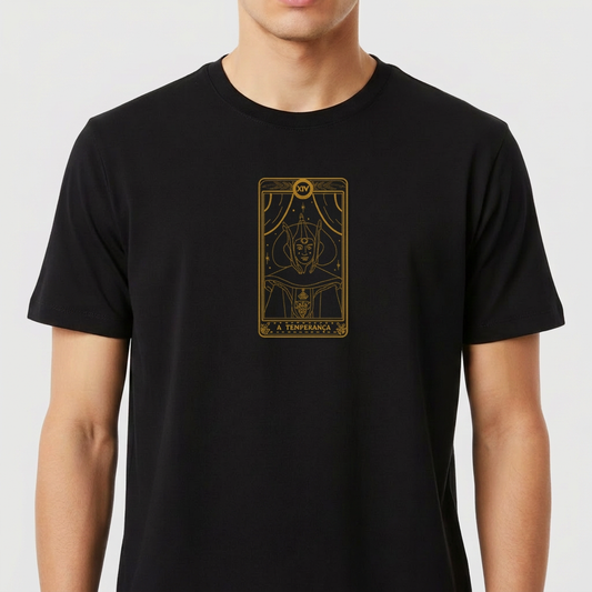 Camiseta com estampa frontal de carta de tarô estilizada, apresentando figura mística com chapéu e detalhes geométricos emoldurados.