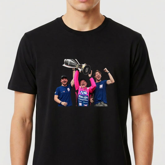 Camiseta com estampa frontal de três pessoas celebrando, sendo uma delas segurando um grande troféu acima da cabeça, transmitindo uma cena de vitória.