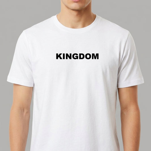 Camiseta com estampa frontal da palavra "KINGDOM" em fonte negritada centralizada.