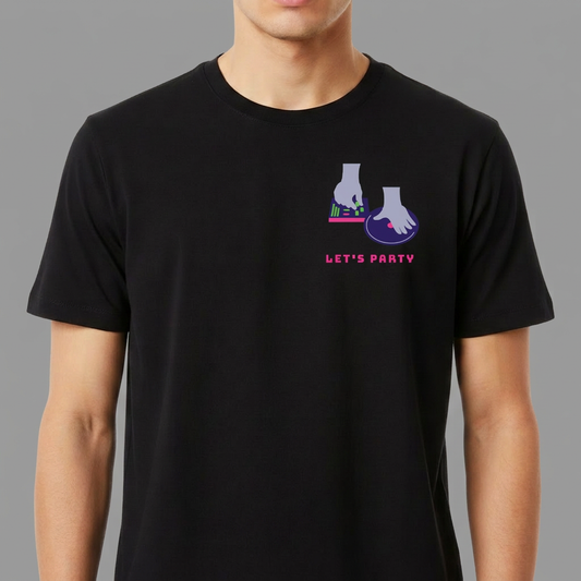 Camiseta com estampa frontal de mãos manipulando botões coloridos ao lado de um disco de vinil, acompanhada da frase "LET'S PARTY".