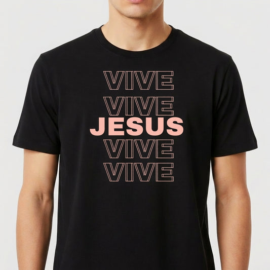Camiseta com estampa frontal de palavras repetidas "VIVE" em estilo bold, em alinhamento central, intercaladas por "JESUS" em destaque centralizado.