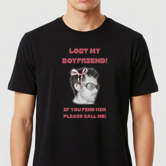 Camiseta com estampa frontal de foto em preto e branco de homem usando óculos com laço rosa e textos "LOST MY BOYFRIEND!" e "IF YOU FIND HIM PLEASE CALL ME!".