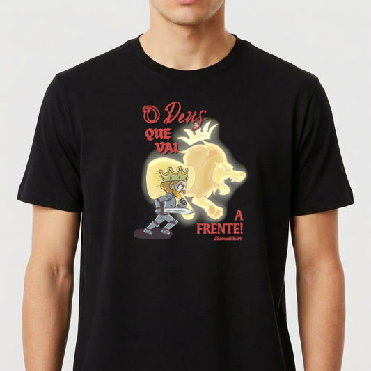 Camiseta com estampa frontal de personagem em armadura ao lado de uma figura leonina iluminada, acompanhada de frase "O Deus que vai à frente!" e texto adicional.