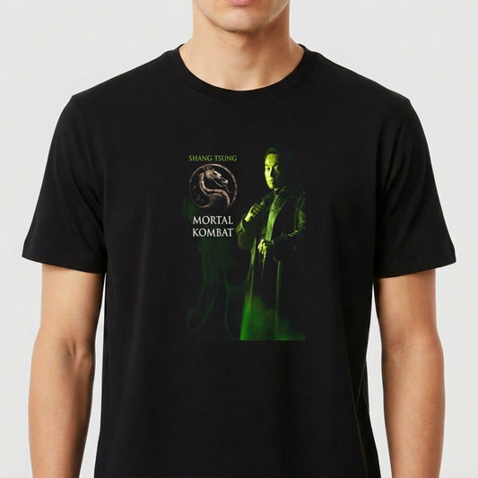 Camiseta com estampa frontal de personagem conhecido, com olhar intenso, rodeado por efeitos brilhantes e logotipo icônico ao lado esquerdo.