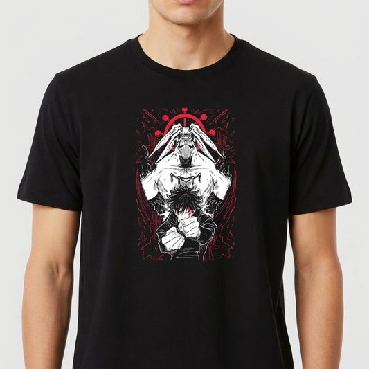 Camiseta com estampa frontal de personagens estilizados de quadrinhos, destacando figuras em poses dinâmicas sob fundo com detalhes arrojados.