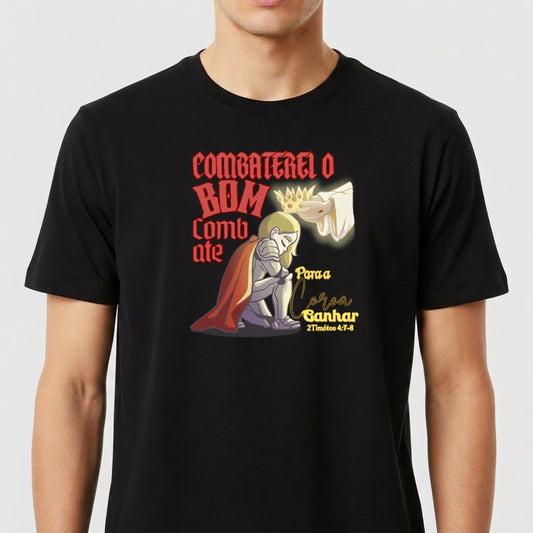 Camiseta com estampa frontal de um cavaleiro ajoelhado, usando armadura e manto, com coroa dourada sobre a cabeça, cercado por texto estilizado.