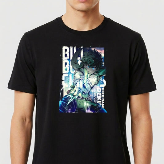 Camiseta com estampa frontal de personagem de anime segurando uma arma, cercado por letras estilizadas e efeitos luminosos, criando um visual dinâmico.