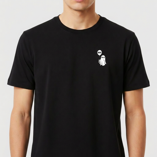 Camiseta com estampa frontal de um pequeno fantasma segurando um balão, localizado no lado esquerdo do peito, oferecendo um toque divertido e sutil.