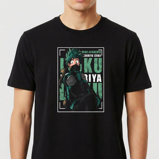 Camiseta com estampa frontal de personagem de mangá em posição dinâmica com texto decorativo ao fundo, em estilo de quadrinhos heroicos.