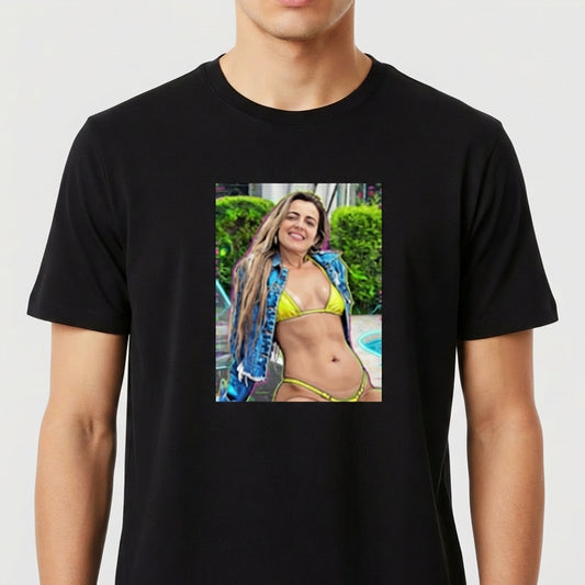Camiseta com estampa frontal de fotografia mostrando uma pessoa sorridente em roupa de banho, com fundo verdejante e elementos de piscina ao redor.