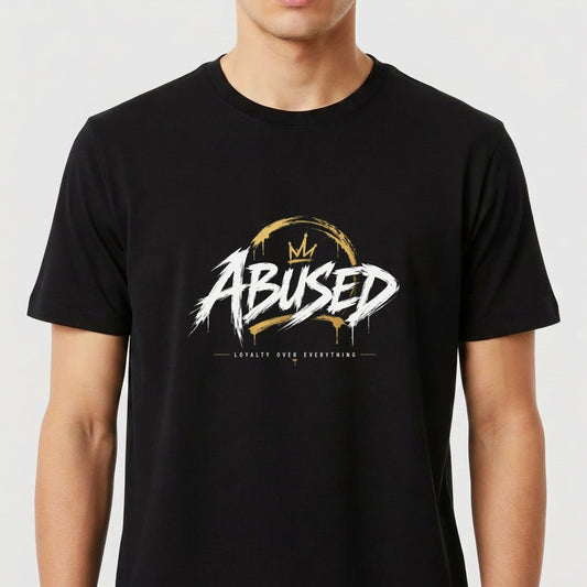 Camiseta com estampa frontal de palavra estilizada "ABUSED" com coroa acima, envolta por meia circunferência pincelada e texto pequeno "LOYALTY OVER EVERYTHING" abaixo.