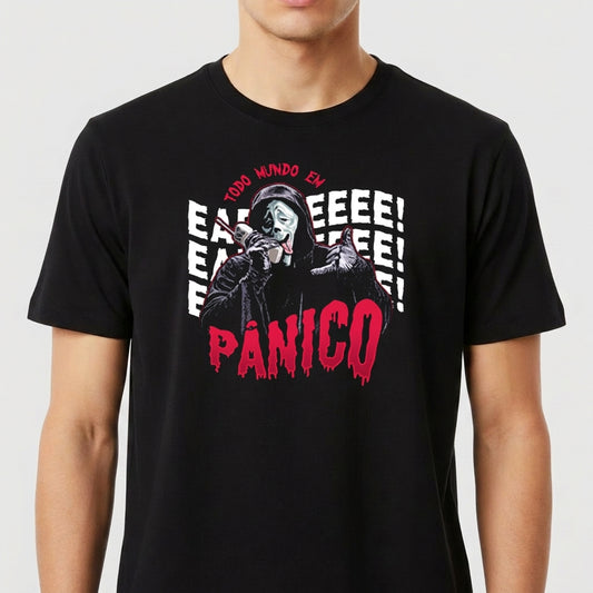 Camiseta com estampa frontal de máscara assustadora, texto "TODO MUNDO EM EEEEEEL PÂNICO" e fundo com repetições gráficas da letra "E".