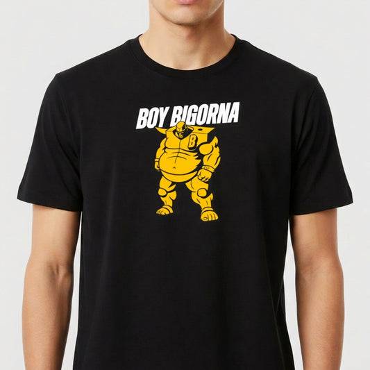 Camiseta com estampa frontal de personagem musculoso estilo cartoon, usando máscara e cinto com inicial "B", acompanhado do texto "BOY BIGORNA".