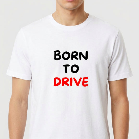 Camiseta com estampa frontal de texto estilizado "BORN TO DRIVE", com as palavras "BORN" e "TO" em fonte preta e "DRIVE" em destaque vermelho.