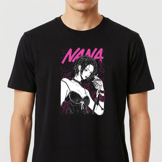 Camiseta com estampa frontal de ilustração em estilo mangá, apresentando uma figura feminina segurando um microfone, acompanhada pela palavra "NANA".