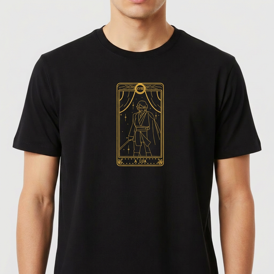 Camiseta com estampa frontal de uma carta de tarô detalhada, exibindo uma figura central em pose heroica, cercada por estrelas e elementos místicos.