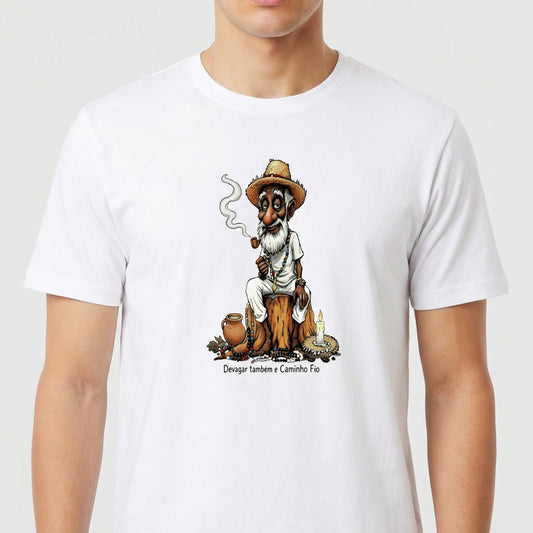 Camiseta com estampa frontal de personagem sentado em tronco, vestindo chapéu e roupas rústicas, segurando cachimbo, com jarro e fogo ao lado.