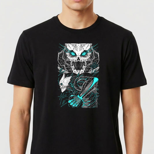 Camiseta com estampa frontal de criatura esquelética de olhos brilhantes segurando uma arma em pose ameaçadora, rodeada por detalhes dinâmicos e fulgurantes.