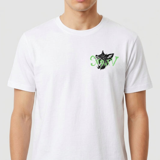 Camiseta com estampa frontal de cabeça de lobo estilizada ao lado das letras "SNV".
