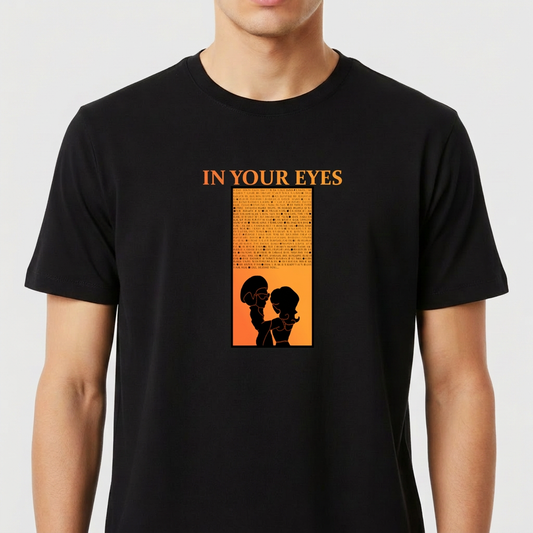 Camiseta com estampa frontal de duas silhuetas perfiladas em preto contrastando sobre fundo alaranjado, sob texto "IN YOUR EYES" em letras grandes.