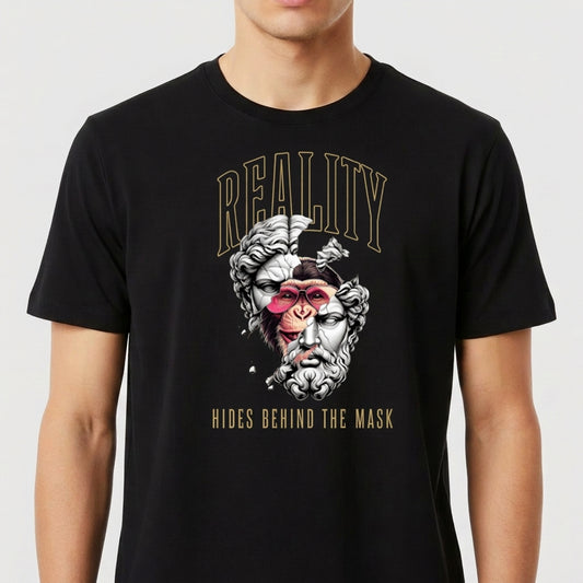 Camiseta com estampa frontal de máscara teatral rachada revelando um rosto de macaco com bandana vermelha, acompanhada pelas frases "Reality" e "Hides Behind The Mask".