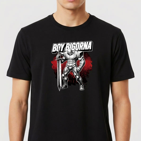 Camiseta com estampa frontal de personagem musculoso segurando espada, com nome destacado acima e fundo texturizado em listras verticais.