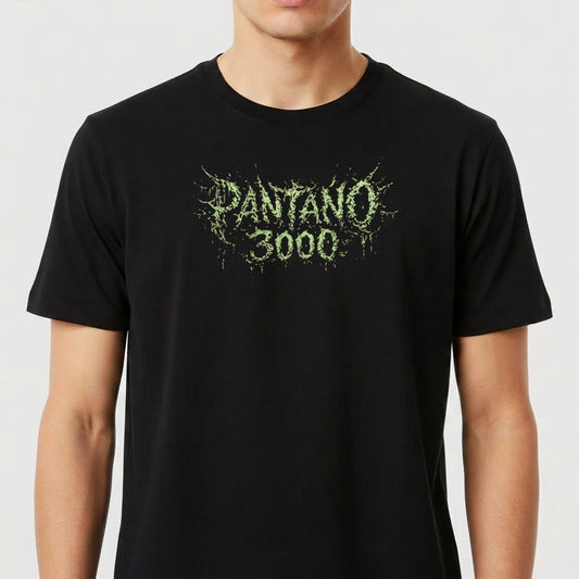 Camiseta com estampa frontal de texto estilizado "PÂNTANO 3000", apresentando um efeito visual de vegetação ou raízes, simulando uma textura orgânica.