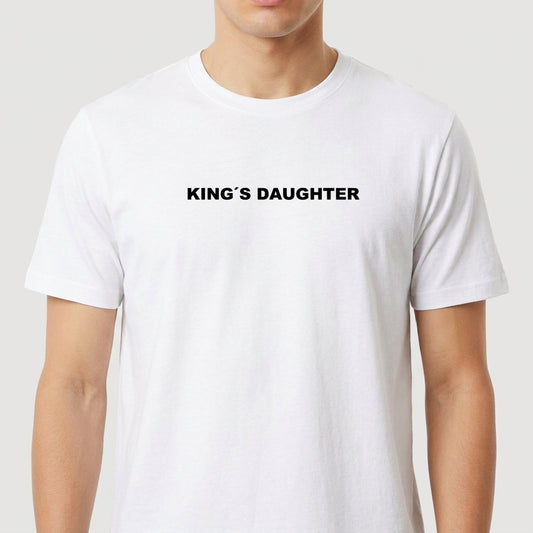 Camiseta com estampa frontal de texto estilizado que diz "KING'S DAUGHTER", apresentando uma tipografia em destaque centralizada.