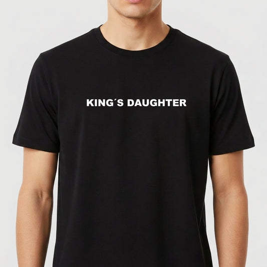 Camiseta com estampa frontal de texto centralizado "KING'S DAUGHTER" em fonte simples e marcante, enfatizando uma mensagem de nobreza.