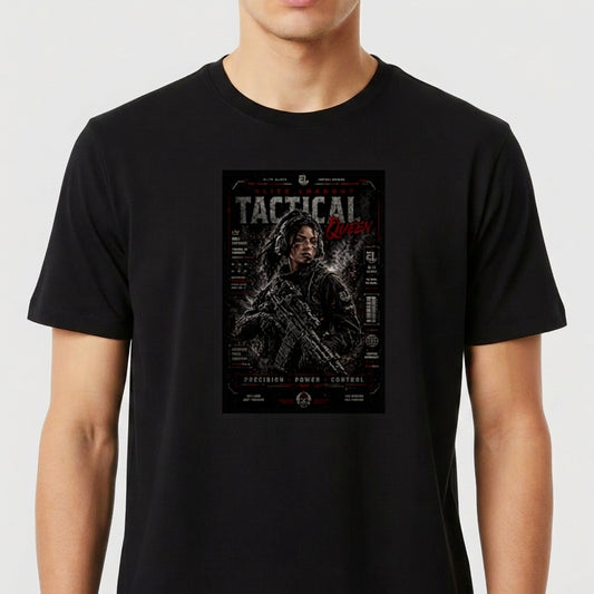 Camiseta com estampa frontal de ilustração detalhada de personagem feminina armada, cercada por textos estilizados destacando temas táticos e militares.