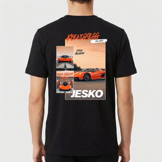 Camiseta com estampa traseira de carro esportivo em alta velocidade, nome "Jesko" em destaque e detalhes visuais incluindo fotos do veículo e texto.