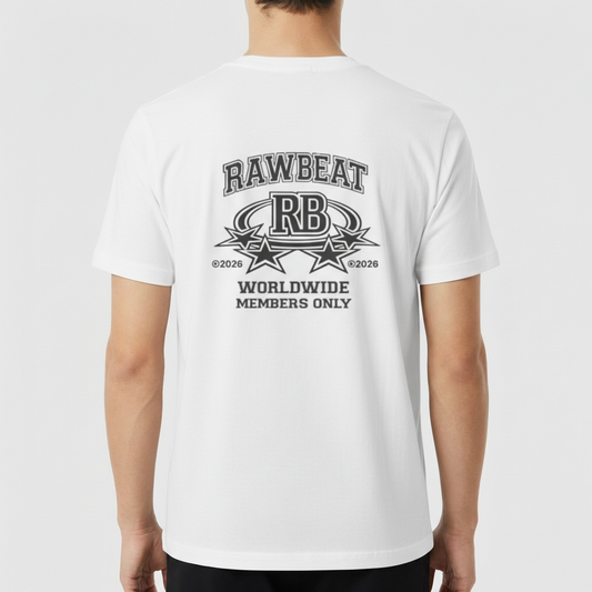 Camiseta com estampa traseira de texto "RAWBEAT RB", estrelas em destaque, acompanhado de símbolos de copyright e texto "WORLDWIDE MEMBERS ONLY".