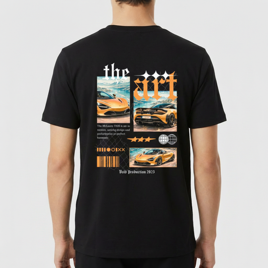 Camiseta com estampa traseira de colagem automotiva, incluindo dois carros esportivos, texto estilizado "the art", códigos de barras e ícones gráficos.
