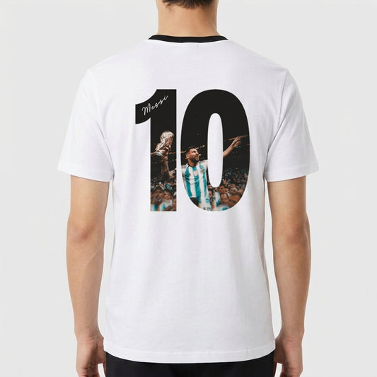 Camiseta com estampa traseira de número "10" contendo a imagem de um jogador com uniforme listrado comemorando em um estádio lotado.