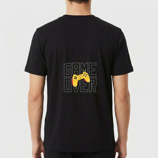 Moletom com estampa traseira de controle de videogame estilizado sobre letras em negrito formando a frase "GAME OVER", criando um design dinâmico.