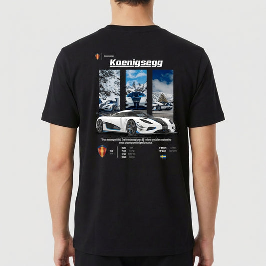 Camiseta com estampa traseira de carro esportivo Koenigsegg em paisagem de montanhas nevadas, detalhes técnicos e logotipo da marca.