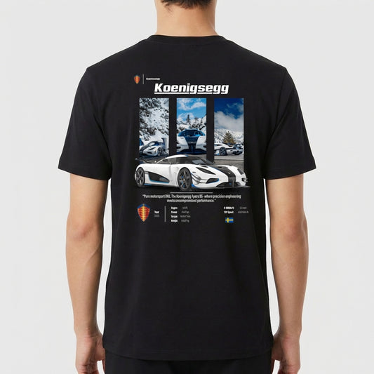 Camiseta com estampa traseira de carro esportivo em três ângulos, marca "Koenigsegg", texto informativo e logotipos na parte inferior.