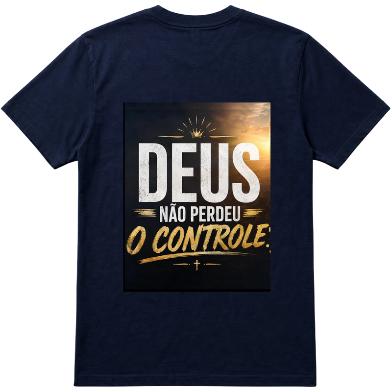 "DEUS ESTA NO CONTROLE ( arte  nas  costas )" Camiseta Premium Unissex Bunker Studios