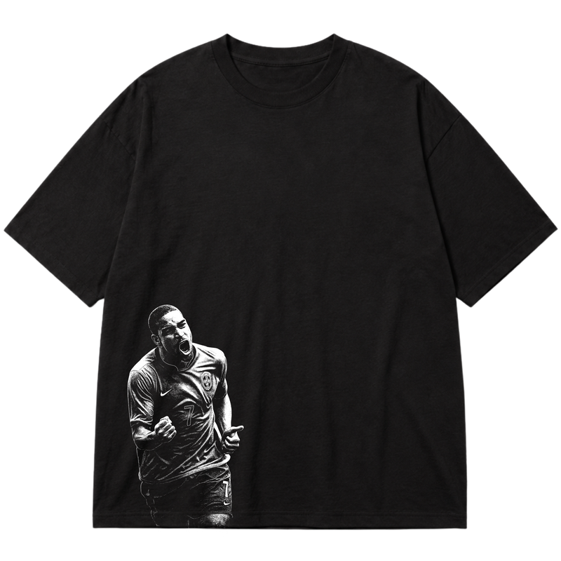 "Ícone dos gramados, eternizado no streetwear." Oversized Premium 96% algodão 4% Elastano
