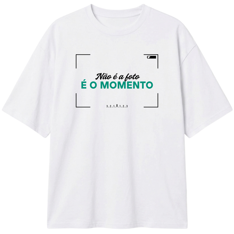 "Não é a foto, é o momento - Oversized Branca/Off-White" Camiseta Oversized Classic