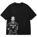 "Ícone dos gramados, eternizado no streetwear." Oversized Premium 96% algodão 4% Elastano