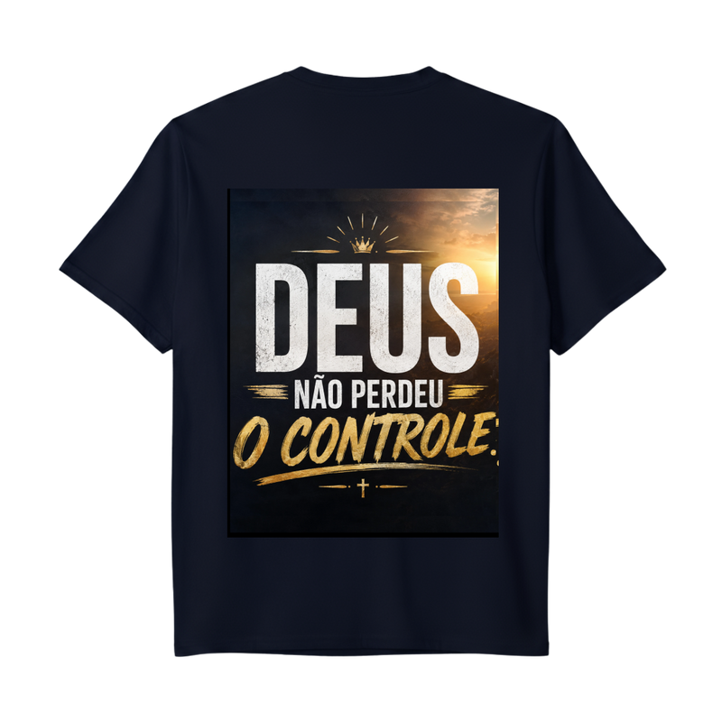 "DEUS ESTA NO CONTROLE ( arte  nas  costas )" Camiseta Premium Unissex Bunker Studios