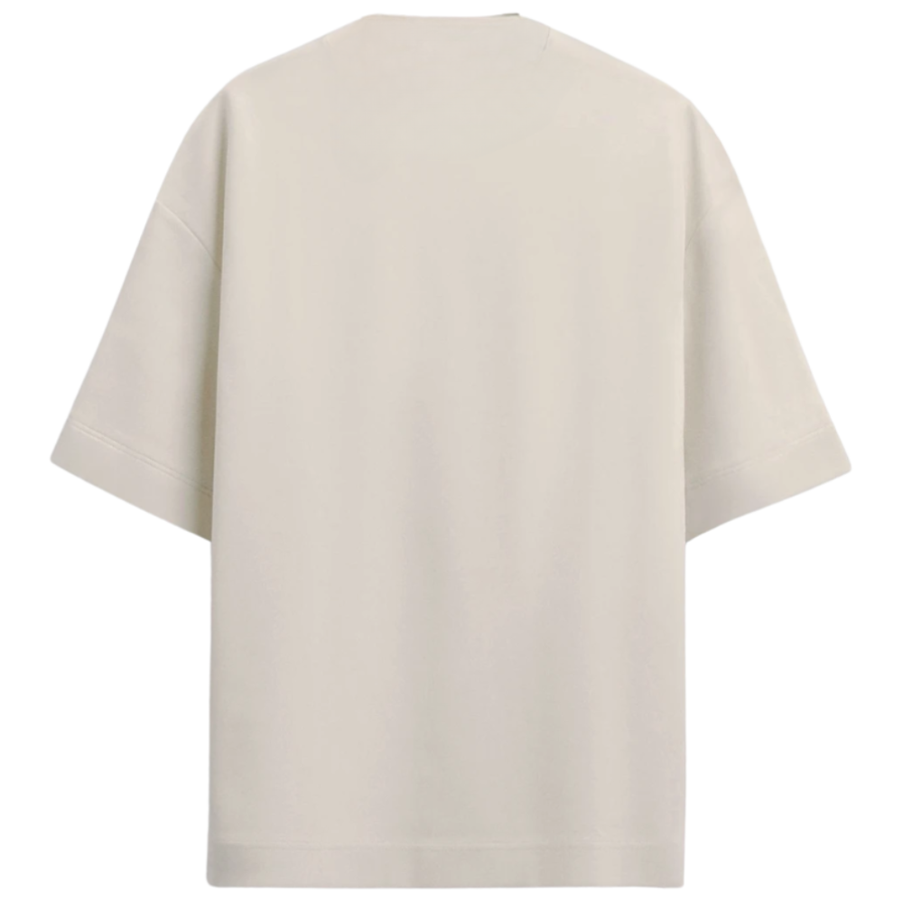 Camiseta sem estampa visível na frente.