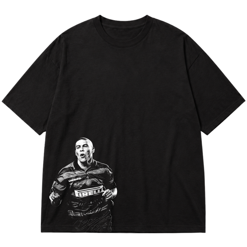 "Ícone dos gramados, eternizado no streetwear." Oversized Premium 96% algodão 4% Elastano