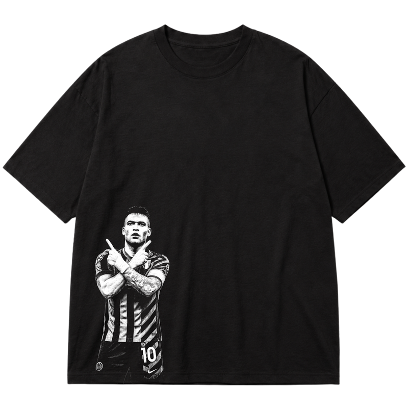 "Ícone dos gramados, eternizado no streetwear." Oversized Premium 96% algodão 4% Elastano