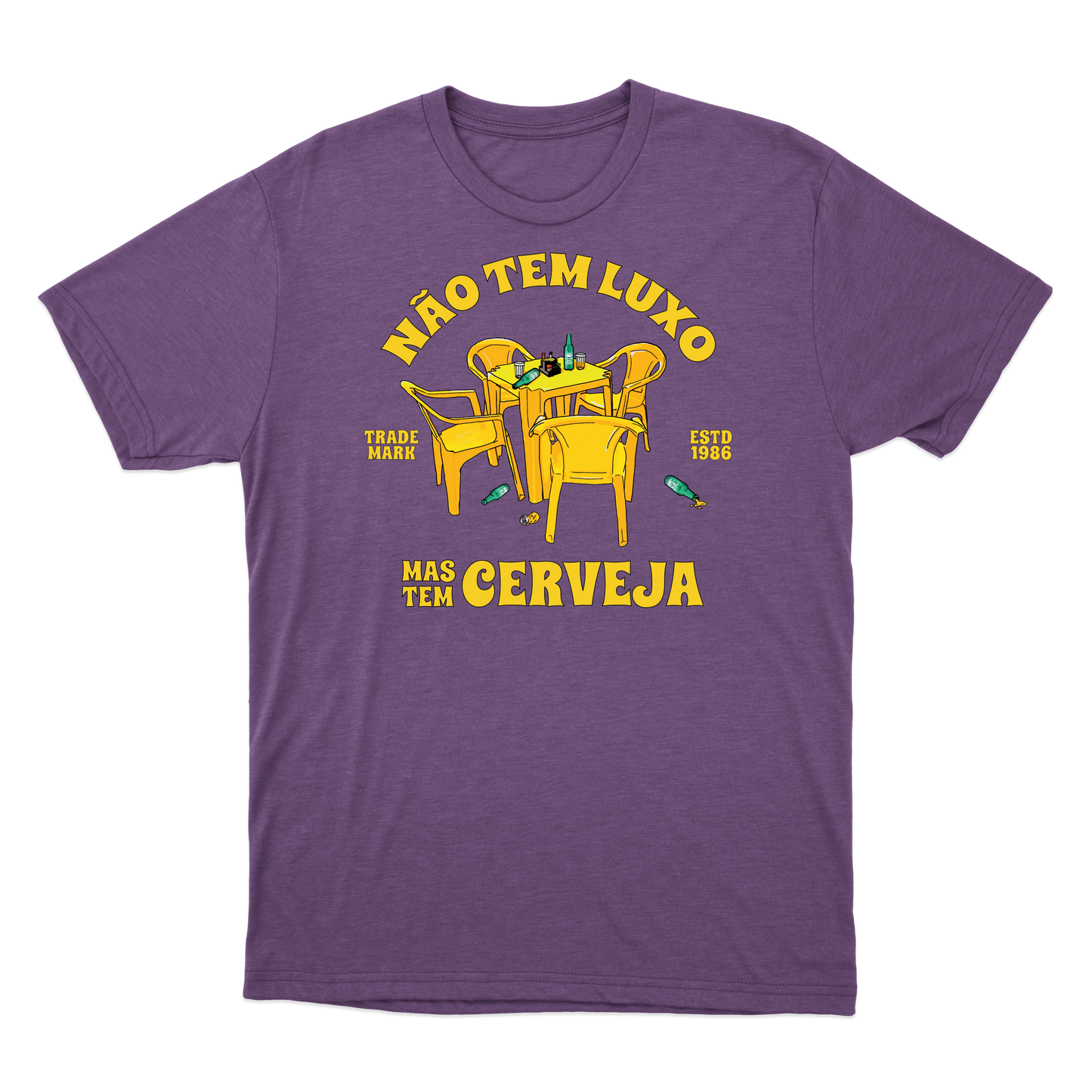 "Não tem luxo mas tem cerveja" Camiseta Básica Unissex