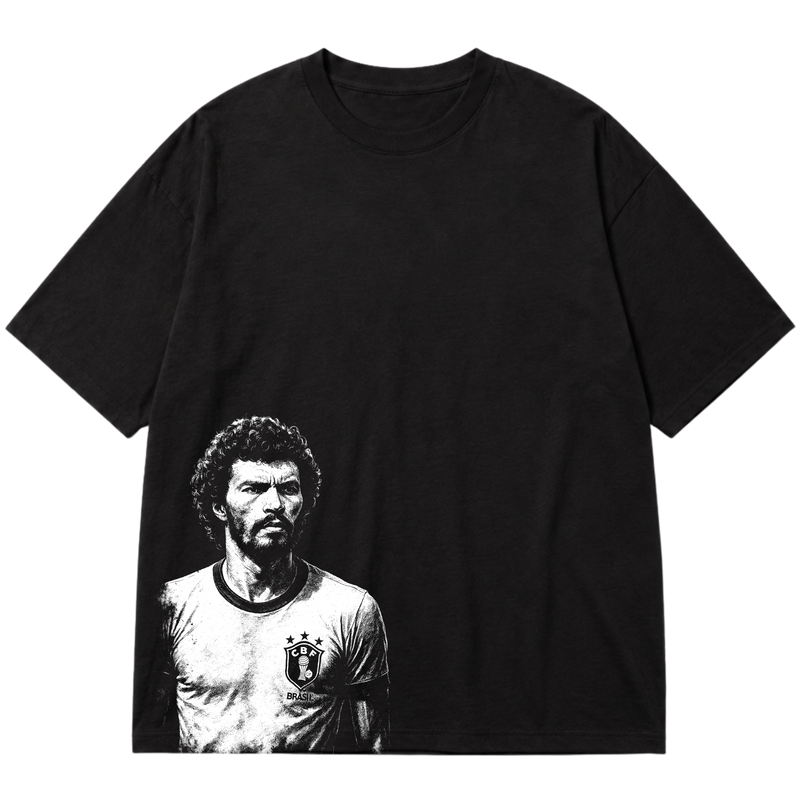 "Ícone dos gramados, eternizado no streetwear." Oversized Premium 96% algodão 4% Elastano