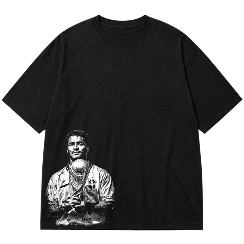 "Ícone dos gramados, eternizado no streetwear." Oversized Premium 96% algodão 4% Elastano